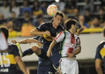  Juan Cruz Komar de Boca Juniors intenta impactar la pelota contra Palestino. 