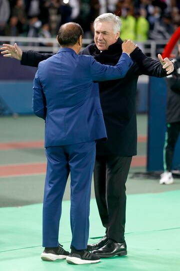 Saludo de los entrenadores Ramón Díaz y Carlos Ancelotti antes de comenzar el encuentro.
