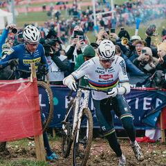 Van der Poel ‘deja’ una vuelta de emoción antes de ganar