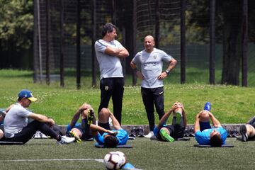 El equipo argentino hizo un trabajo regenerativo en la cancha principal de la Federación Colombia de Fútbol. Villa y Fabra, los dos colombianos presentes. 