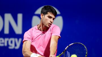 AME4911. BUENOS AIRES (ARGENTINA), 15/02/2023.- El español Carlos Alcaraz devuelve la pelota al serbio Laslo Djere hoy, en un partido de los octavos de final del Argentina Open en Buenos Aires (Argentina). EFE/Juan Ignacio Roncoroni
