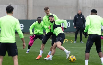 Isco disputa un baln con Llorente durante la ltima sesin preparatoria del Betis.