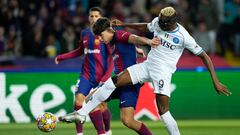 BARCELONA, 12/03/2024.- El defensa del FC Barcelona Pau Cubarsí (i) lucha con el nigeriano Victor Osimhen, del Nápoles, durante el partido de vuelta de los octavos de final de la Liga de Campeones que FC Barcelona y SSC Nápoles disputan este martes en el Estadio Olímpico Lluís Companys. EFE/Alejandro García
