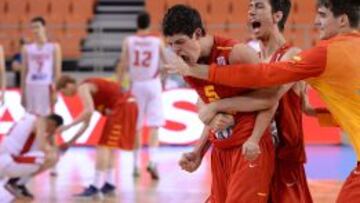 Oriol Paulí, felicitado por Nogués y Juancho Hernangómez, tras anotar el alley-oop de la victoria.