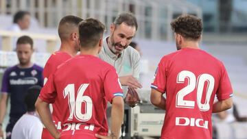 Vicente Moreno da instrucciones a Fran M&eacute;rida, Nico Melamed y Keidi Bare durante el Fiorentina-Espanyol.