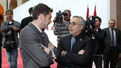 DE ORO. Alejandro Blanco, con Iker Casillas, tras recibir ayer la medalla de oro de la Comunidad de Madrid de manos de Ignacio Gonz&aacute;lez.