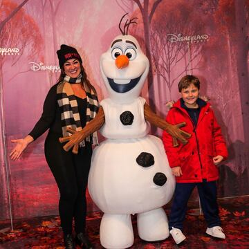 Davi Lucca, hijo de Neymar, y Nadine Gonçalves, presidenta del Instituto proyecto Neymar posan junto al gran Olaf.