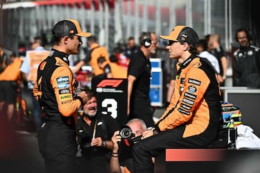 Lando Norris habla con su comapñero de McLaren el australiano Oscar Piastri.