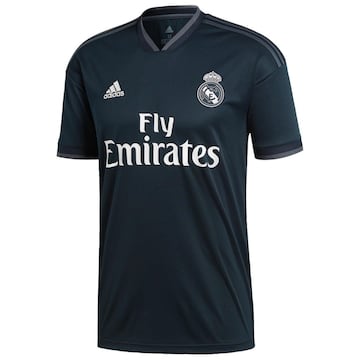 La segunda camiseta de la temporada 2018-2019 segu¨ªa siendo de color oscuro, como en la anterior campa?a. La diferencia radicaba en el color, denominado 'tech onix', tirando a met¨¢lico, hac¨ªa resaltar las bandas, tambi¨¦n oscuras, de los hombros. El cuello acababa en pico.