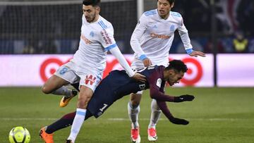 Neymar ante Morgan Sanson en el Marsella-PSG.