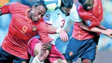 <b>INTERNACIONAL. </b>Emile Mpenza, con su selección ante Turquía.