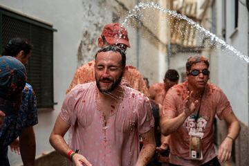 La localidad valenciana ha vuelto a albergar su mítica fiesta donde miles de personas han protagonizado una 'batalla campal' a base de lanzamientos de tomates.