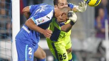 <b>ENCONTRONAZO. </b>En la última acción del Getafe-Barça, Moyá chocó con Cata y se rompió la nariz.