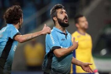 Douglas: Con una extensa carrera en el fútbol de Brasil, el volante es uno de los pilares de Gremio.