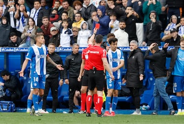 El árbitro Soto Grado le muestra la tarjeta roja a Manu Sánchez tras la dura entrada a Vinicius. 