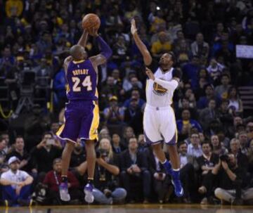 Kobe Bryant lucha por el balón con el brasileño Leandro Barbosa.