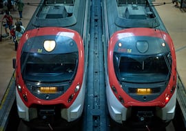 Varios trenes en la estación de Atocha-Almudena Grandes, a 1 de septiembre de 2023, en Madrid (España). Renfe ha puesto a la venta más de dos millones de plazas para viajar esta semana, hasta el domingo 3 de septiembre, en trenes AVE, Avlo, Alvia, Euromed, Intercity, Avant y Regionales, con motivo de la última operación retorno de las vacaciones de verano. Los movimientos en esta operación regreso se concentran especialmente en las llegadas a Madrid y Barcelona, con 6.624 plazas de refuerzo y 16 trenes en doble composición, al igual que en las zonas que forman parte del arco mediterráneo. Además de estas plazas de refuerzo de retorno, Renfe ha programado hasta el próximo 3 de septiembre más de 5.000 circulaciones con más de 1,3 millones de plazas en trenes Avant y Regionales.
01 SEPTIEMBRE 2023;OPERACIÓN SALIDA;VIAJES;RENFE;TRENES;MOVILIDAD;TRANSPORTE;
Jesús Hellín / Europa Press
01/09/2023