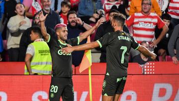 GRANADA, 18/09/23.- Los jugadores del Girona, el brasileño Yan Couto (i) y el uruguayo Christian Stuani, celebran el cuarto gol de su equipo durante el encuentro correspondiente a la quinta jornada de primera división que han disputado hoy lunes frente al Granada en el estadio Nuevo los Carmenes de la capital nazarí. EFE/ Miguel Angel Molina.
