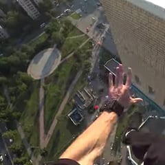 Un joven ruso graba cómo unos cables eléctricos le salvan en plena caída mortal al vacío