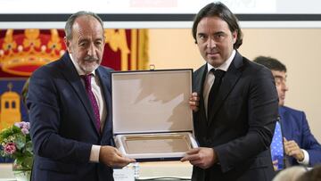 Paco D&iacute;ez, presidente de la Real Federaci&oacute;n de F&uacute;tbol de Madrid (RFFM) entrega a Ra&uacute;l Mart&iacute;n Presa, presidente del Rayo Vallecano, uno de los premios del torneo de f&uacute;tbol Vicente del Bosque de Alalpardo (Madrid).