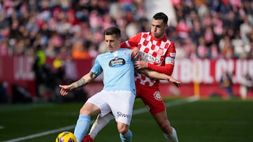 GIRONA, 01/03/2025.- El delantero del Celta Alfon González intenta controlar el balón ante el defensa del Girona Arnau Martínez, durante encuentro que disputan en el estadio Montilivi, este sábado, correspondiente a la jornada 26 de LaLiga. EFE/ David Borrrat