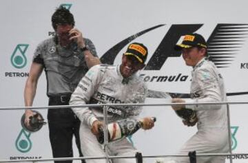 Llewis Hamilton de Gran Bretaña celebra en el podio con su compañero de equipo segundo clasificado, Nico Rosberg de Alemania y el ingeniero del equipo Andrew Shovlin después de ganar la F1 Gran Premio de Malasia en Sepang.