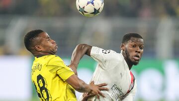 Dortmund (Germany), 04/10/2023.- Dortmund's Youssoufa Moukoko (L) and Milan's Yunus Musah (R) in action during the UEFA Champions League Group F match between Borussia Dortmund and AC Milan in Dortmund, Germany, 04 October 2023. (Liga de Campeones, Alemania, Rusia) EFE/EPA/FRIEDEMANN VOGEL
