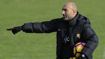 Abelardo dando instrucciones durante un entrenamiento con el Sporting. 