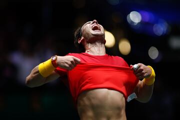 Rafa Nadal celebra la victoria decisiva en la final de la Copa Davis de 2019. El partido decisivo fue contra Denis Shapovalov de Canadá, en La Caja Mágica de Madrid, el 24 de noviembre de 2019.