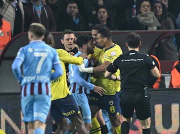 Numerosos ultras del Trabzonspor han agredido este domingo a los jugadores del Fenerbahçe tras perder su club en casa por 2-3. Tras pitarse el final del partido, los jugadores del Fenerbahçe intentaron celebrar la victoria sobre el césped, pero numerosos ultras del Trabzonspor irrumpieron en el campo agrediendo a los jugadores. Los futbolistas se defendieron, produciéndose una batalla campal de la que los jugadores fueron rescatados por las fuerzas de seguridad.