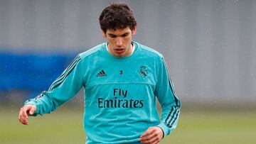 Jesús Vallejo, en el entrenamiento del Real Madrid de este lunes 9 de abril.