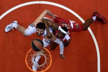 Nikola Mirotic con el Real Madrid durante un partido de la Euroliga 2014 contra el Olympiakos.