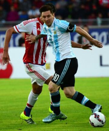 Messi y Víctor Cáceres.