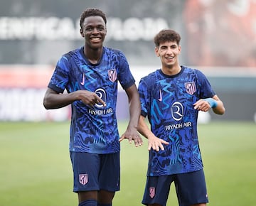 Omar Janneh y Rayane Belaid celebran un gol al Benfica.