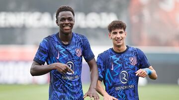 Omar Janneh y Rayane Belaid celebran un gol al Benfica.