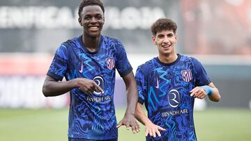 Omar Janneh y Rayane Belaid celebran un gol al Benfica.