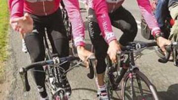 <b>TÁNDEM. </b>Ullrich y Vinokourov son los principales rivales de Armstrong.