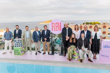 Autoridades y organizadores del FLEM antes de su presentación en la azotea del INNSiDE by Meliá Calviá Beach / Miquel A Cañellas