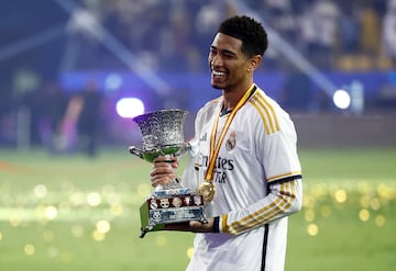 Jude Bellingham, con la Supercopa de España, su primer título como jugador del Real Madrid.