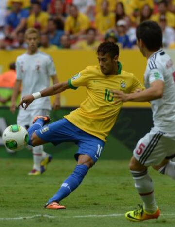 1-0. Neymar marca el primer gol con tiro desde fuera del área.