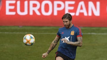 Sergio Ramos, en un entrenamiento con la selecci&oacute;n espa&ntilde;ola en El Molin&oacute;n.