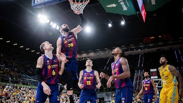 Shengelia se cuelga del aro durante el Dreamland Gran Canaria-Barça de la Liga Endesa.