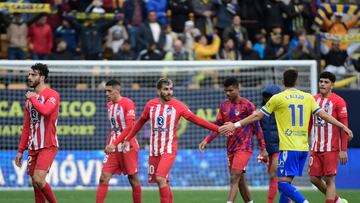 Alejo saluda a Correa mientras los jugadores del Atlético se van cabizbajos del terreno de juego.