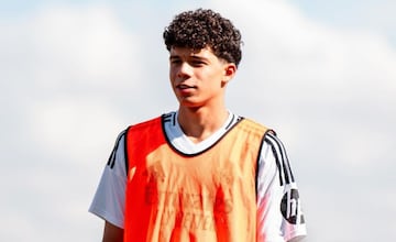 Enzo Alves, hijo de Marcelo, antes de un partido con las inferiores del Real Madrid.