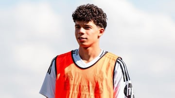 Enzo Alves, hijo de Marcelo, antes de un partido con las inferiores del Real Madrid.
