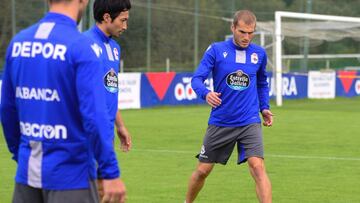 Álex Bergantiños, durante el entrenamiento del Deportivo tras la derrota en Girona (3-1).
