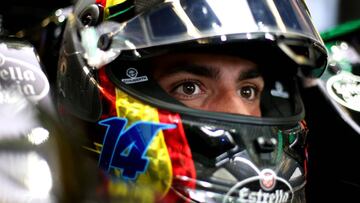 Carlos Sainz Jr (ESP) Renault Sport F1 Team RS18.
 Abu Dhabi Grand Prix, Friday 23rd November 2018. Yas Marina Circuit, Abu Dhabi, UAE. 
 FORMULA 1 GP ABU DHABI CARLOS SAINZ CASCO
 FOTO ENVIADA JESUS.BALSEIRO.