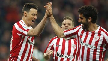 GRA626. BILBAO, 27/04/2017.- El delantero del Athetic de Bilbao Aritz Aduriz (i) celebra con Raúl García (d) tras marcar el primer gol ante el Real Betis, durante el partido de Liga en Primera División que se disputa esta noche en el estadio de San Mamés, en Bilbao. EFE/Luis Tejido