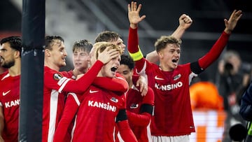 Kees Smit celebra un gol con sus compañeros.