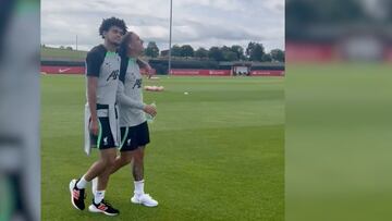 Sonriente junto a Kostas Tsimikas el 7 disfruta la pretemporada en Inglaterra.